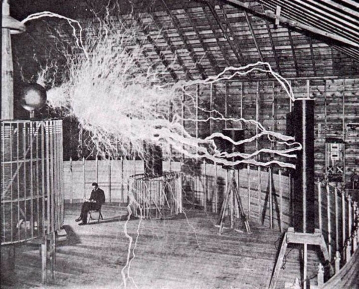 LEGO MOC - Because we can! - Nikola Tesla. Colorado Springs experiments: Оригинальное фото.<br />
Ученый мирно сидит на стуле, а прямо над его головой сверкают грозоподобные электромагнитные разряды. Своего рода юмор и попытка в который раз всколыхнуть общественное мнение. На самом деле фотография была получена путем двойной экспозиции.
