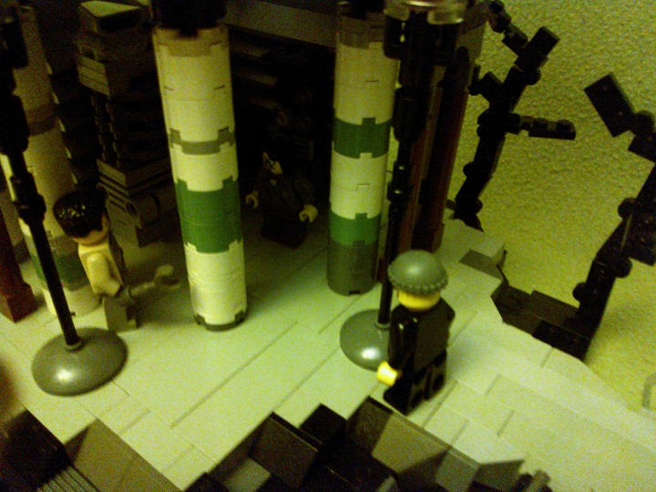 LEGO MOC - Because we can! - Wireless Electricity: механики о чем то спорят
