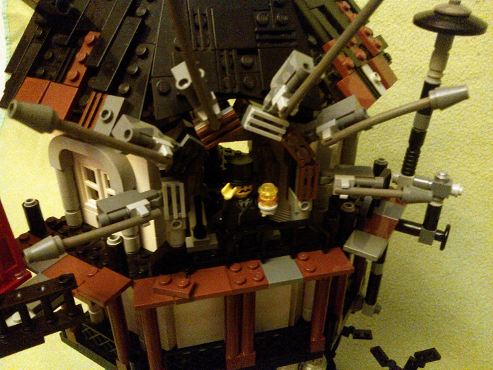 LEGO MOC - Because we can! - Wireless Electricity: Сам Никола Тесла под аркой с антеннами приемниками.