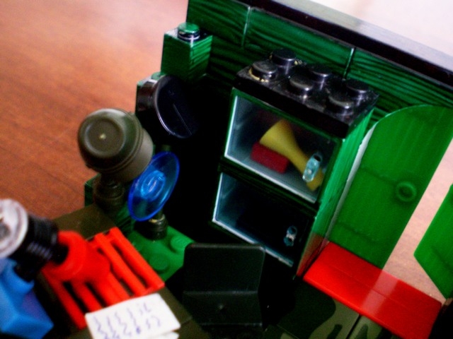 LEGO MOC - Because we can! - 'Воздушный змей Бенджамина Франклина': Вешалки, зеркало, шкаф с барахлом. Гардеробная совсем у дверей.