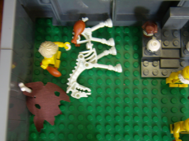 LEGO MOC - Because we can! - Caveman fire discovery: Разделка лошади к обеду, шкура лошади уже украшает стену (вид сверху).