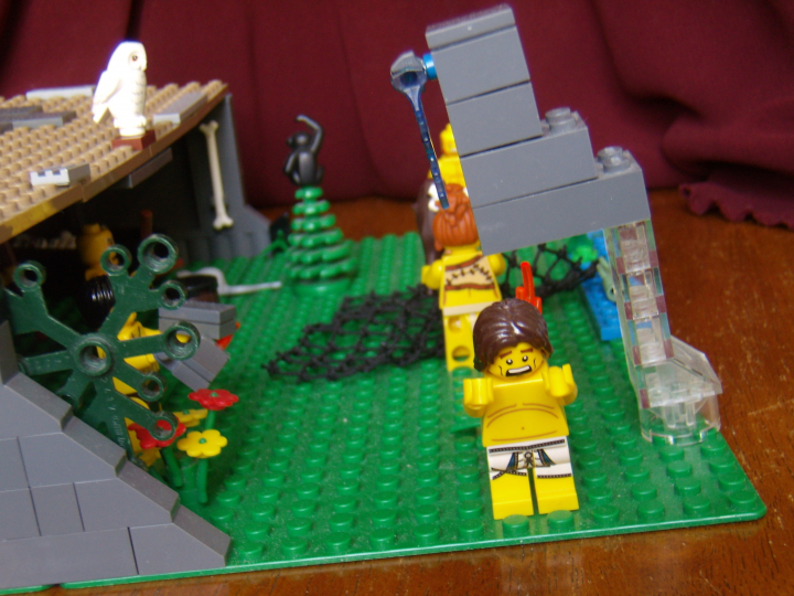 LEGO MOC - Because we can! - Caveman fire discovery: Вид на пещеру сбоку, более крупный план.