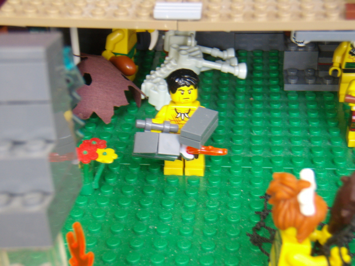 LEGO MOC - Because we can! - Caveman fire discovery: Пещерный человек добывает огонь, позади него видно, как другой человек разделывает тушу лошади, к праздничному обеду. Шкуру лошади он повесил на стену для тепла и красоты.