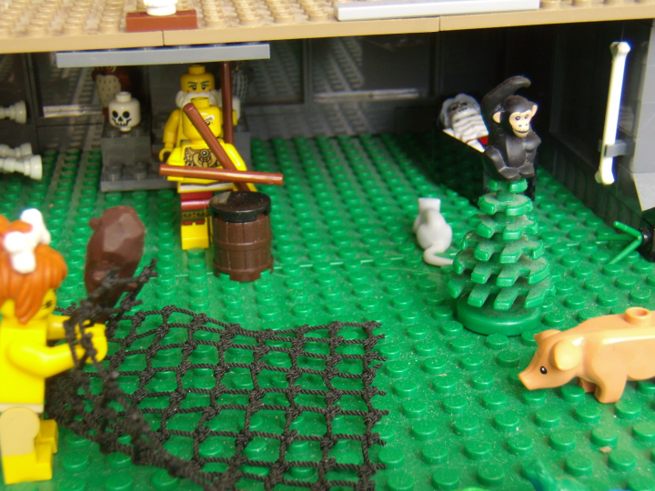 LEGO MOC - Because we can! - Caveman fire discovery: Ритуальная музыка - ритмичный стук барабана создает соответствующее настроение.