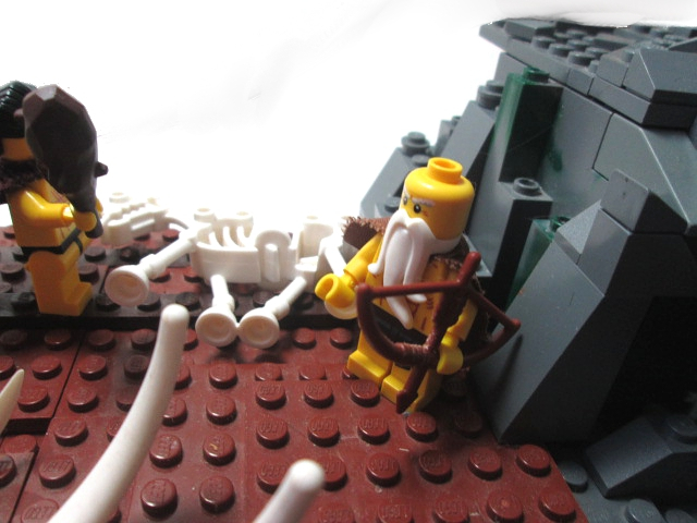 LEGO MOC - Because we can! - Sky fire for people: Вождь племени, который все же ожидает у входа в пещеру незадачливых охотников, попавших под грозу.