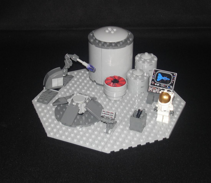 LEGO MOC - Because we can! - Forward to the stars!: Специальный стол позволяет удерживать технику в любой удобной для работы позиции, а манипулятор позволяет проводить работы, требующие автоматической  точности