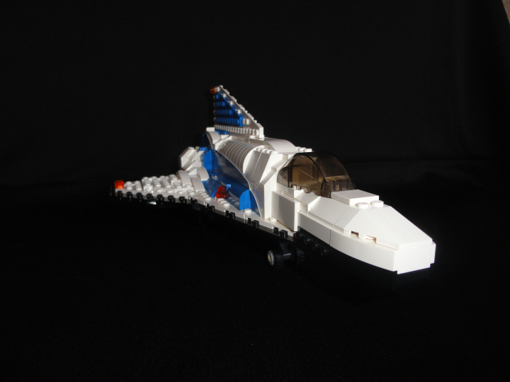 LEGO MOC - Because we can! - Forward to the stars!: Как правило, шаттл выводит на орбиту спутники и проводит различные научные эксперименты. Впрочем, сейчас, если у вас есть пара десятков лишних миллионов долларов, вы вполне можете слетать просто так, для развлечения.<br />
<br />
