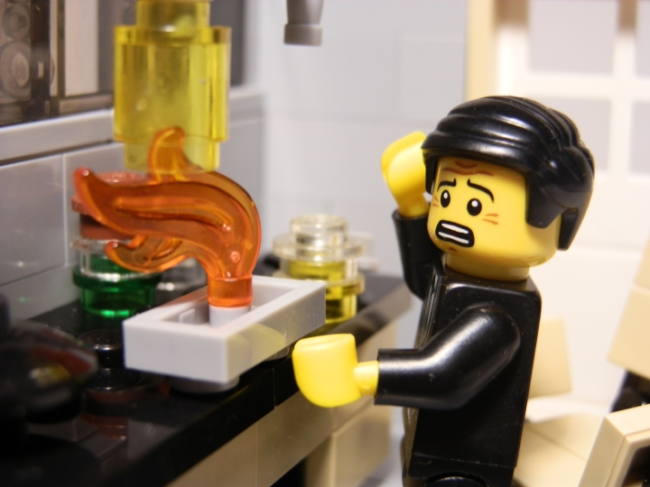 LEGO MOC - Because we can! - Accidental Discovery: Он проводит какой-то химический опыт. Горелка включена. Он испугался пламени? Или что-то пошло не так?