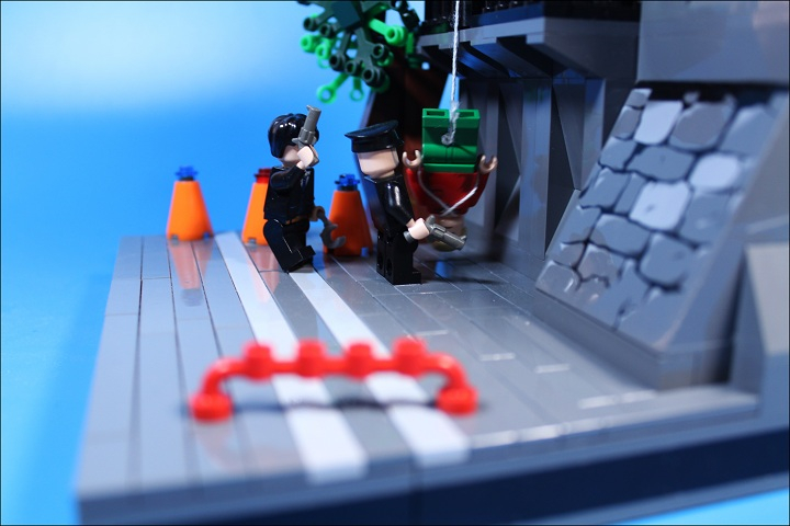 LEGO MOC - Heroes and villians - Killer has been punished.: Немного опешив, полицейские приблизились к преступнику!