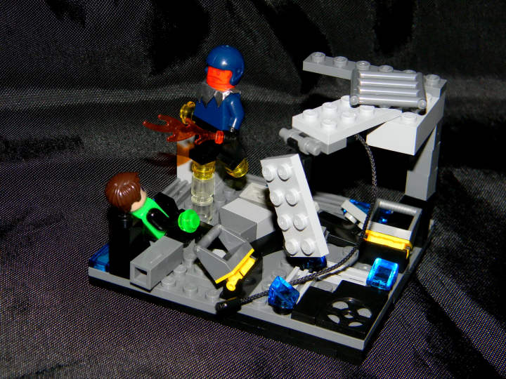 LEGO MOC - Heroes and villians - Sinestro vs Kyle Rayner: Вид с права. Здесь хорошо видно свисающюю пластину с потолка.  Большая часть второго этажа упала на первый.