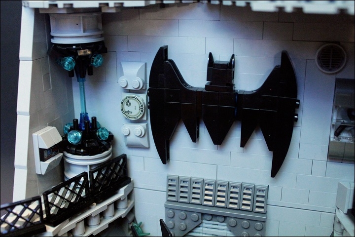 LEGO MOC - Heroes and villians - Batcave: Энергия вырабатывается в супер-мощном автономном реакторе.<br />
На втором уровне также расположен огромный логотип Бэтмена.