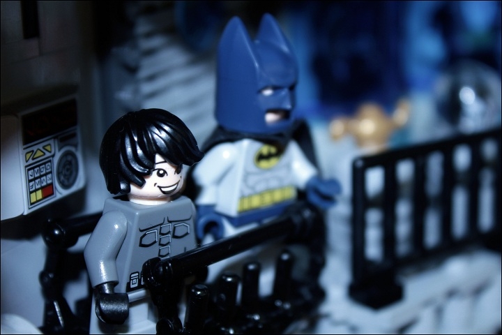 LEGO MOC - Heroes and villians - Batcave: This will be your home now.- сказал Бэтмен Дику Грейсону, который недавно потерял самых дорогих ему людей- своих родителей.<br />
Осиротевший, Дик был взят под опеку Брюса Уэйна. Дик скоро обнаружил, что Брюс — это Бэтмен, таинственный страж Готэма. Брюс взял Дика под своё крыло и обучил его всем навыкам, всё что он знал он передал своему помощнику. Дик стал напарником Бэтмена, первым Робином — чудо-мальчиком.<br />