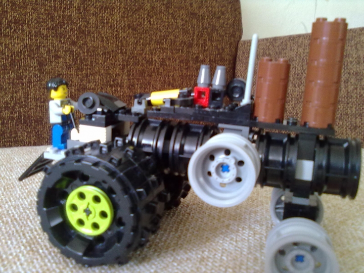 LEGO MOC - Steampunk Machine - паровой трактор : вид с другой стороны  <br />
здесь прикреплено запасное колесо 