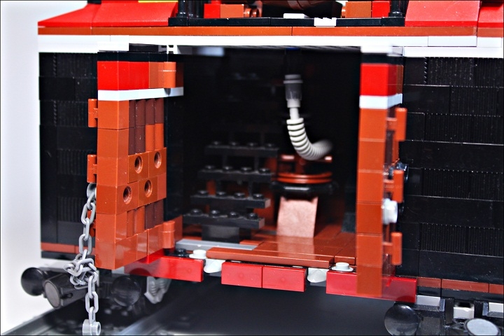 LEGO MOC - Steampunk Machine - Royal armoured train of Blackferrum's army: Для раскрытия нужно открепить цепь.