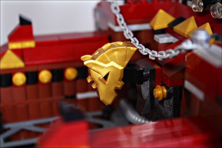 LEGO MOC - Steampunk Machine - Royal armoured train of Blackferrum's army: Символ династии Королей Блэкферрума - голова золотого коня!