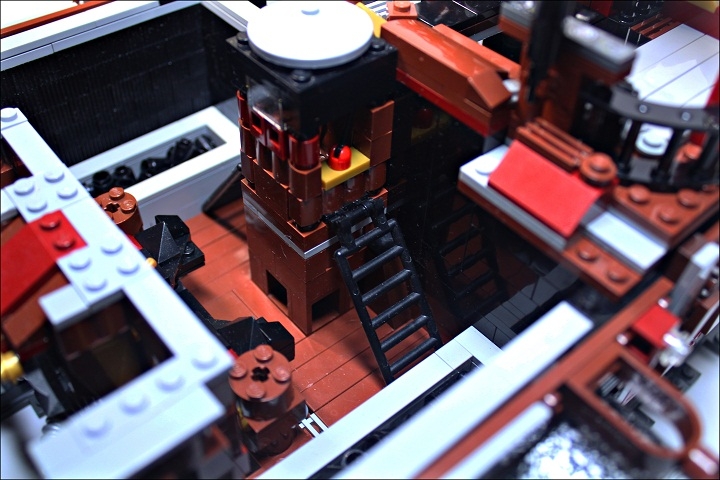 LEGO MOC - Steampunk Machine - Royal armoured train of Blackferrum's army: В кабину можно попасть, забравшись по лестнице(всего две лестницы с двух сторон). 