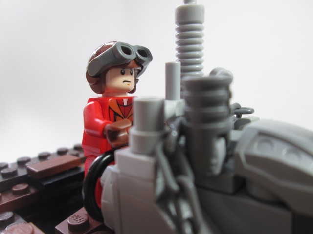 LEGO MOC - Steampunk Machine - Колесная машина: Серьезное, сосредоточенное лицо водителя.