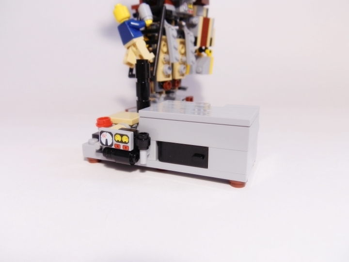 LEGO MOC - Steampunk Machine - Heavy Steam Helper 1: Контейнеры заправлены и изобретатель отправился их устанавливать на панель.<br />
А мы тем временем можем рассмотреть парогенератор.<br />
Большой котёл, под ним (за чёрной дверцей) топка.