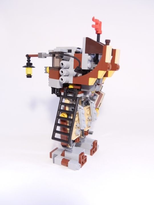 LEGO MOC - Steampunk Machine - Heavy Steam Helper 1: Ровно поэтому у робота нет левой руки. На месте её крепления расположилась панель, в которую монтируются те самые контейнеры с паром. Пар через шланг отводится в парогенератор, где используется по прямому назначению.