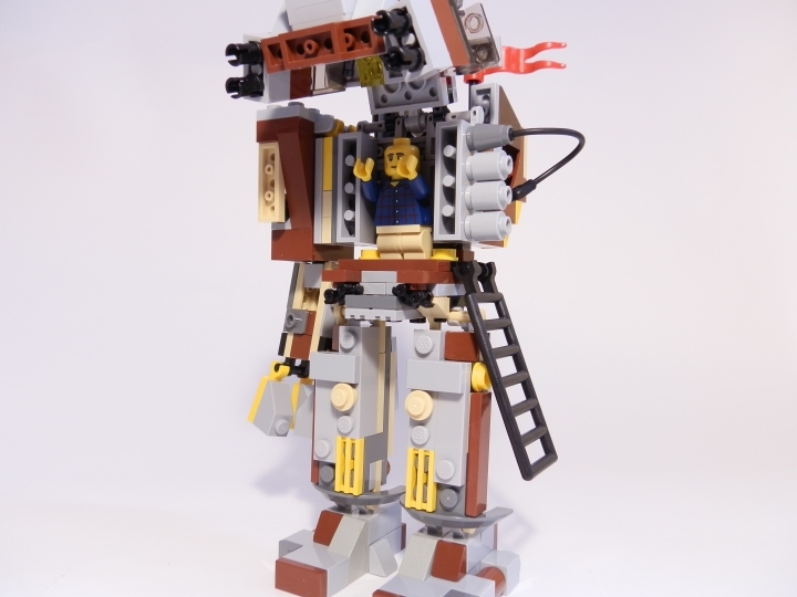 LEGO MOC - Steampunk Machine - Heavy Steam Helper 1: В кабине помешается один человек. Сейчас это создатель робота. Лестница на левом боку робота помогает пилоту спуститься, чтобы...