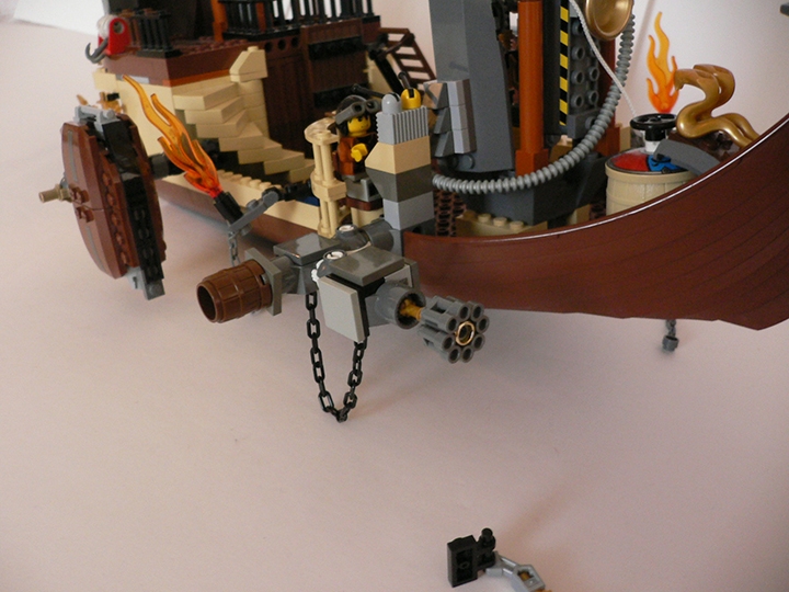 LEGO MOC - Steampunk Machine - Flying Steamship: Паропулемет. Принцип работы уже описан, только пар постоянно нагнетается под большим давлением. Не буду рассказывать как это все происходит.<br />
Детальки - для сравнения размеров.