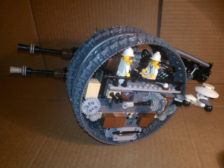 LEGO MOC - Steampunk Machine - Shock self-propelled gun: Отсоединив модуль, можно увидеть поршневой механизм, приводящий левое колесо в движение. Такой же за пушкой стоит и на правой стороне.