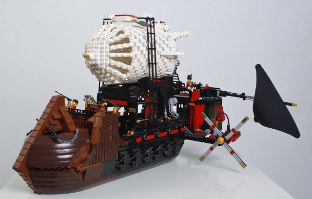 LEGO MOC - Steampunk Machine - FS-041m: ЛК-023м имеет:<br />
- один паровой котел; <br />
- два боковых винта (по одному с каждой стороны) для вертикального подъема и движения вперед; <br />
- два паруса (по одному с каждой стороны в кормовой части корабля) для маневрирования; <br />
<br />
    