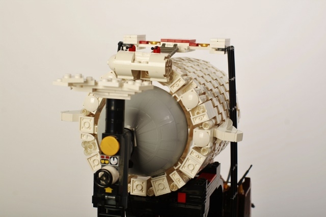 LEGO MOC - Steampunk Machine - FS-041m: Перед нами предохранительный клапан для сброса избыточного давления, образовавшегося в воздушном шаре, так же мы видим заднюю часть воздушного шара