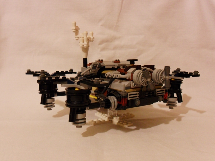 LEGO MOC - Steampunk Machine - DeLorean STEAM Machine: То же, но сзади. Те самые 'ящики' на багажнике ДеЛореана заменены двигателями с винтами, толкающими машину в воздухе. Красные детали сзади - фонари