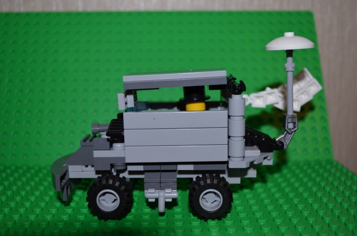 LEGO MOC - Steampunk Machine - 'Автомобиль 19 века ': Сбоку автомобиль выглядит как фургон, но это из-за борта. 