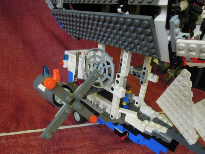 LEGO MOC - Mini-contest 'Zeppelin Battle' - Дирижаблекорабль для путешествий.: Для взлёта с земли используются двигатели с большими винтами