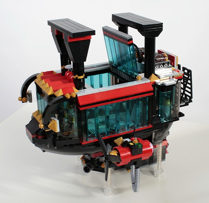 LEGO MOC - Mini-contest 'Zeppelin Battle' - Needle: Для вентиляции и доступа к газовым задвижкам баллона крыша вертикально поднимается.