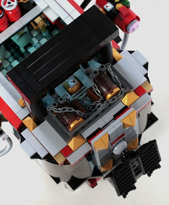 LEGO MOC - Mini-contest 'Zeppelin Battle' - Needle: Осмотрим заднюю верхнюю часть кабины, тут располагается багажное отделение, пара бочек и несколько чемоданов легко там помещаются. Также можно увидеть две выдвижные лестницы перед автоматической дверью перед входом в кабину.
