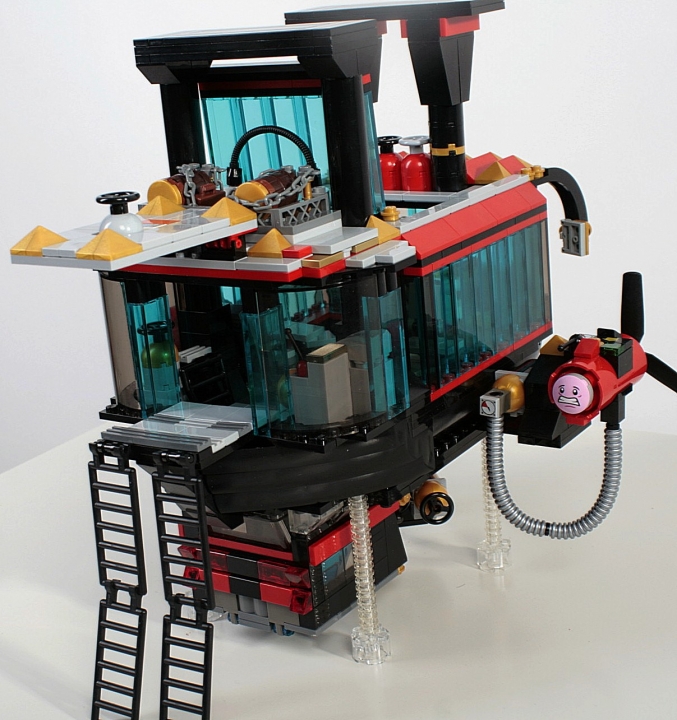 LEGO MOC - Mini-contest 'Zeppelin Battle' - Needle: Автоматическая дверь поднимается, занимает крайнее верхнее положение и теперь можно легко попасть внутрь кабины. 