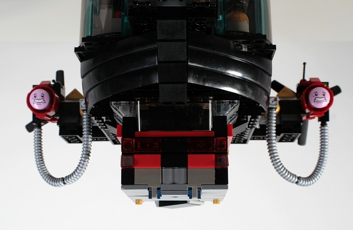 LEGO MOC - Mini-contest 'Zeppelin Battle' - Needle: И вот уже дирижабль пролетел и постепенно удаляется от нас. Мы видим заднюю часть кабины очень близко.<br />
<br />
До новых встреч дирижабль! Пункт назначения – источник молодости!