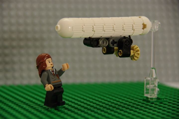 LEGO MOC - Mini-contest 'Zeppelin Battle' - Zeppelins in Hogwarts: И все-таки, будущее  за моей моделью!', - провидчески прошептала Гермиона.