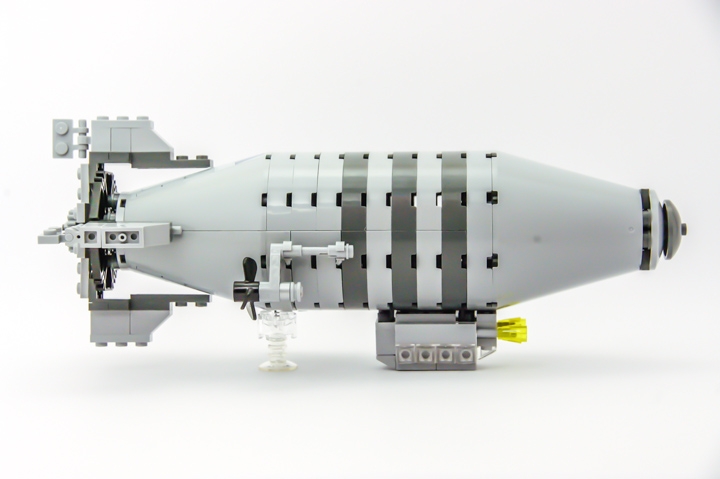 LEGO MOC - Mini-contest 'Zeppelin Battle' - Гоночный дирижабль 'Стремительный': Но это же гоночный дирижабль! А для гонщиков нет слова 'слишком', если речь идет о скорости!<br />
Отличные пропорции, элегантная кабина, суперяркие фонари, изящные стабилизаторы с элеронами - миллионеры, обратите внимание: такая воздушная яхта удовлетворит самый взыскательный вкус!