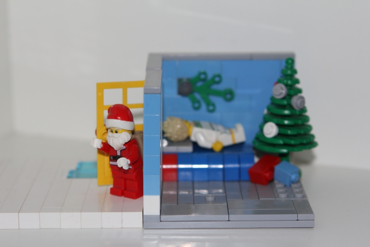 LEGO MOC - New Year's Brick 2014 - MOC: 'Christmas Vignette': Теперь, пора уходить! - Подумал Санта.