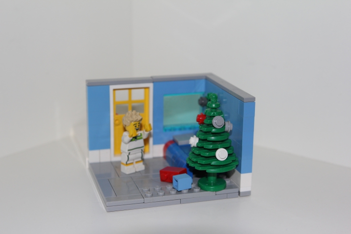 LEGO MOC - New Year's Brick 2014 - MOC: 'Christmas Vignette': От такого скрипа дверей, даже Вы-бы смогли проснуться. Лёша понял, что это был Санта, и соответственно, увидев подарки: