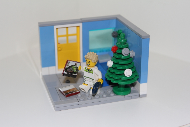 LEGO MOC - New Year's Brick 2014 - MOC: 'Christmas Vignette': Лёша открыв подарки, заметил там: Две книжки про Автомобили и новую ракетку!