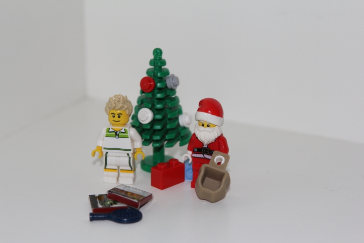 LEGO MOC - New Year's Brick 2014 - MOC: 'Christmas Vignette': Минифигурки, елка, подарки, книги и журналы: