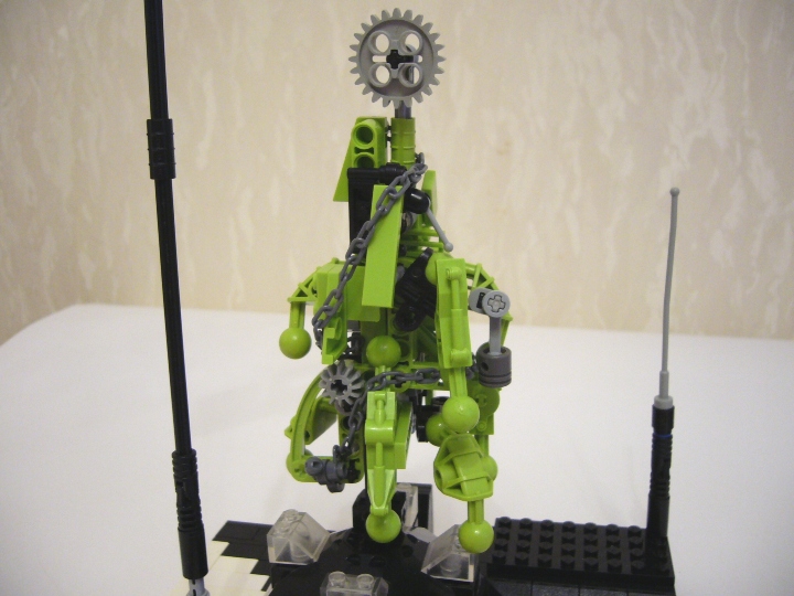 LEGO MOC - New Year's Brick 2014 - Встреча Нового Года в Кибер-мире: После этого все обратили внимание на необычную елку, которую киборг нарядил как раз к приходу гостей.