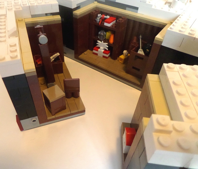 LEGO MOC - New Year's Brick 2014 - Домик Деда Мороза: Домик снимается вместе с небольшим участком земли, после чего основу можно раскрыть на три части, дабы посмотреть, что же находится внизу.