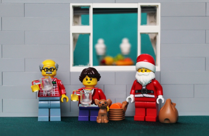 LEGO MOC - New Year's Brick 2014 - Новогоднее чудо: Ну что же, вот и сказке конец, мораль понять не сложно. Семейные фото на память: Алёна со своим дедушкой, Фокси и Дедом Морозом , ну и Яна с родителями. Думаю, что кто-нибудь сделал для себя выводы из этой сказки. Надеюсь, что Вам понравилось. <br />
Спасибо за просмотр и с Новым Годом! :)<br />
