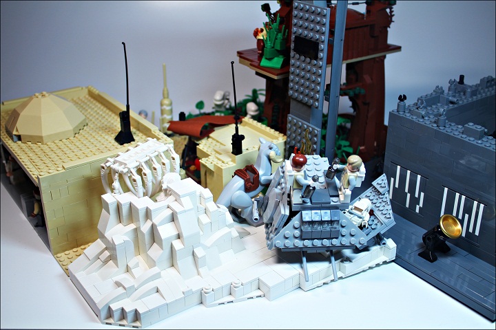 LEGO MOC - New Year's Brick 2014 - Встреча Нового года в далекой-далекой галактике...: На Хоте парочка повстанцев встречает Новый год на... кабине имперского шагохода АТ-АТ! 
