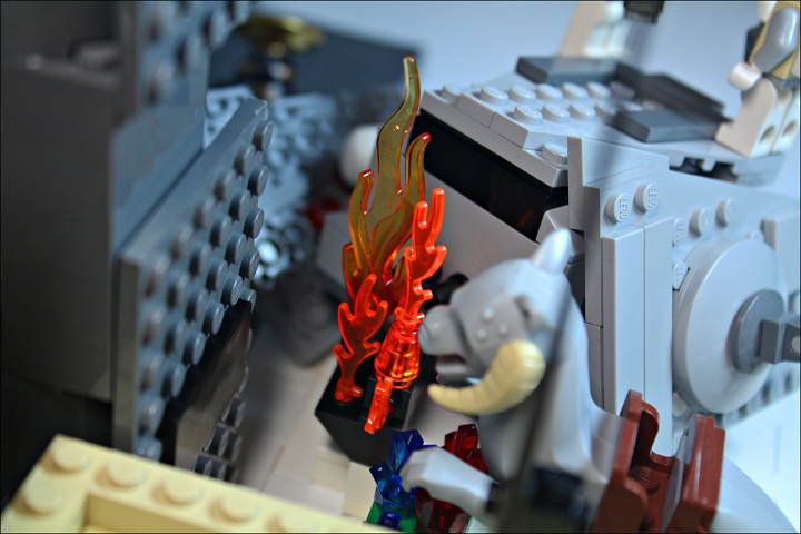 LEGO MOC - New Year's Brick 2014 - Встреча Нового года в далекой-далекой галактике...: Она отвалилась, сломалась, сзади только что-то горит... Таунтаун мирно выжидает...