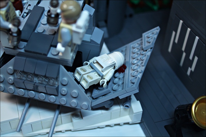 LEGO MOC - New Year's Brick 2014 - Встреча Нового года в далекой-далекой галактике...: Один из мертвых сноутруперов вывалился из сломанной кабины...