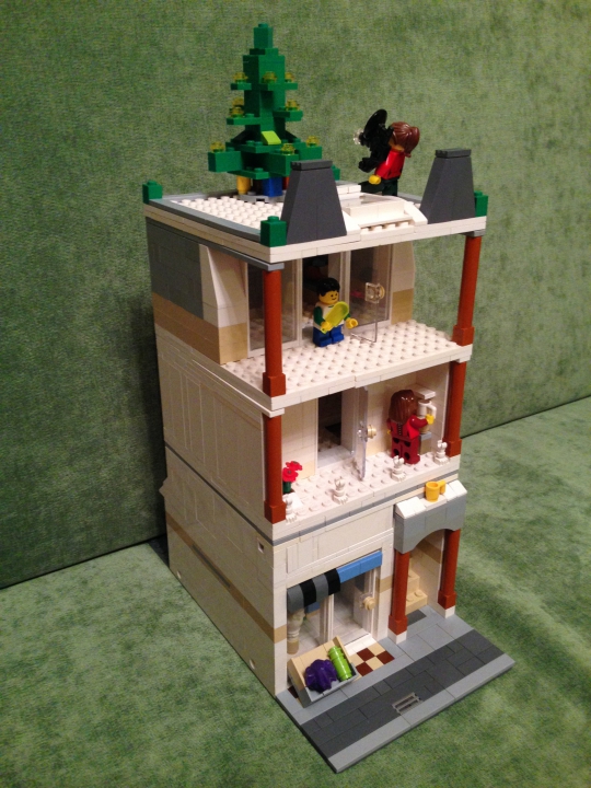 LEGO MOC - New Year's Brick 2014 - Прекрасный Новогодний Домик): Вот сам дом,выполненный во французском стиле.Мы видим людей,все они радуются празднику.