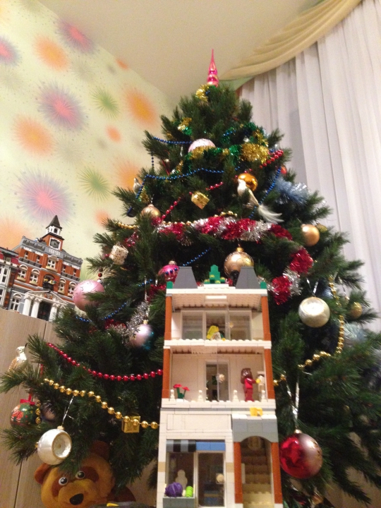 LEGO MOC - New Year's Brick 2014 - Прекрасный Новогодний Домик): Ну и без фото на фоне настоящей елки не обошлось).Новый год в городе LEGO пройдет хорошо,надеюсь ваш праздник тоже!Всем хорошего настроения и удачи)...