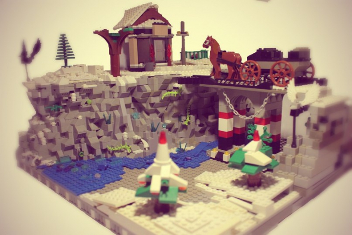 LEGO MOC - New Year's Brick 2014 - Новогодняя история!): Вид сбоку!)На фотографии мы видим две симпатичные ёлочки (самодельные),И одну леговскую!)